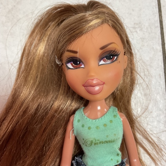 Bratz Forever Diamondz Yasmin - Picture 2 of 7